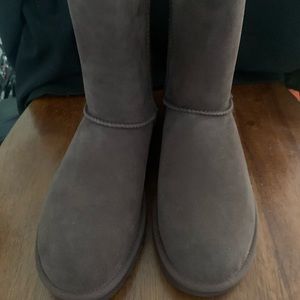 UGG classic short in burnt cedar